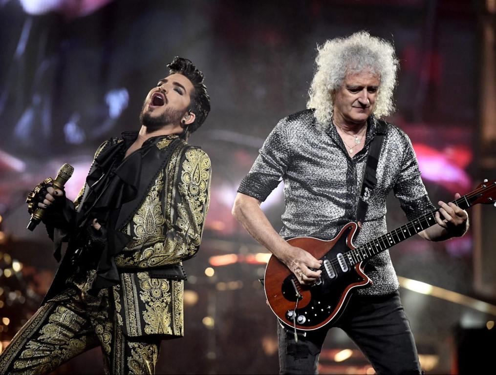 Queen + Adam Lambert Perform 'Fat Bottomed Girls' with Dallas Cowboy ...