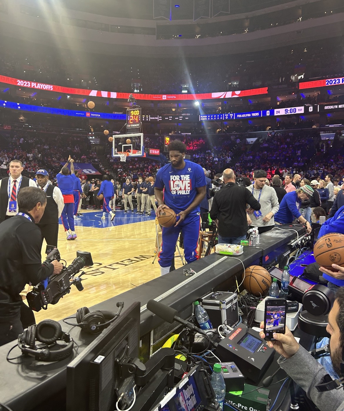 WATCH: Nick Sirianni rings the bell at Sixers playoff game