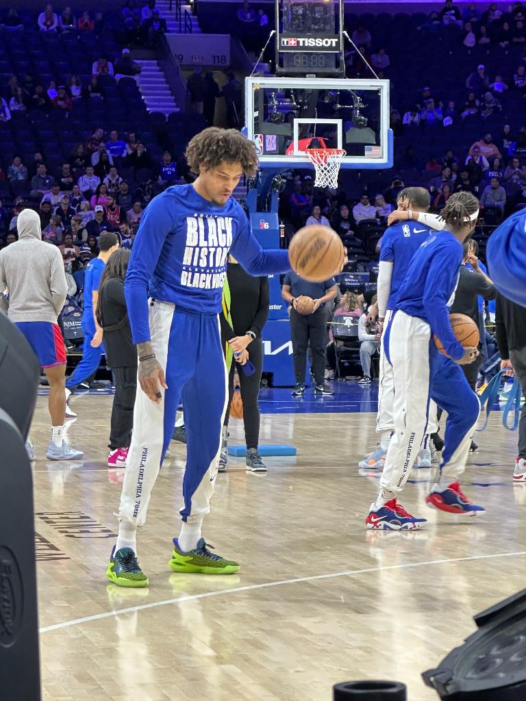 kelly oubre warming up