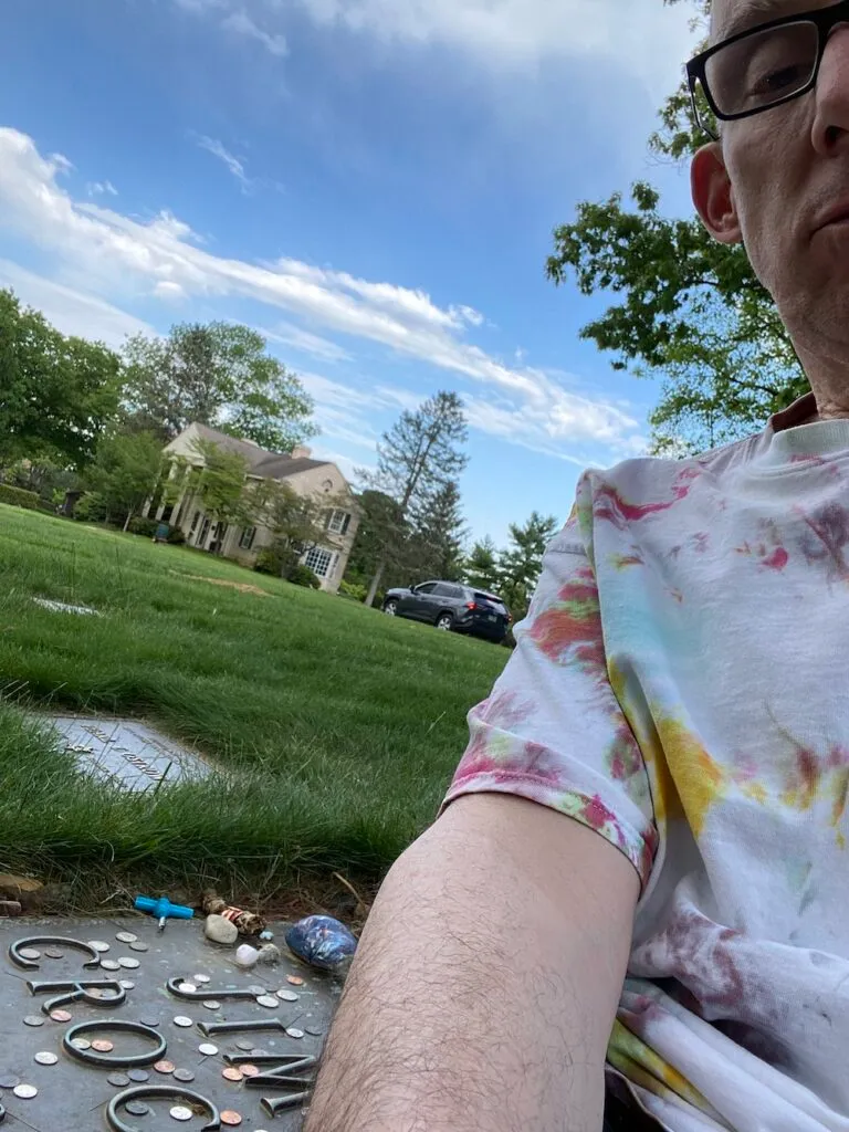 Andre Gardner takes a selfie by Jim Croce's grave