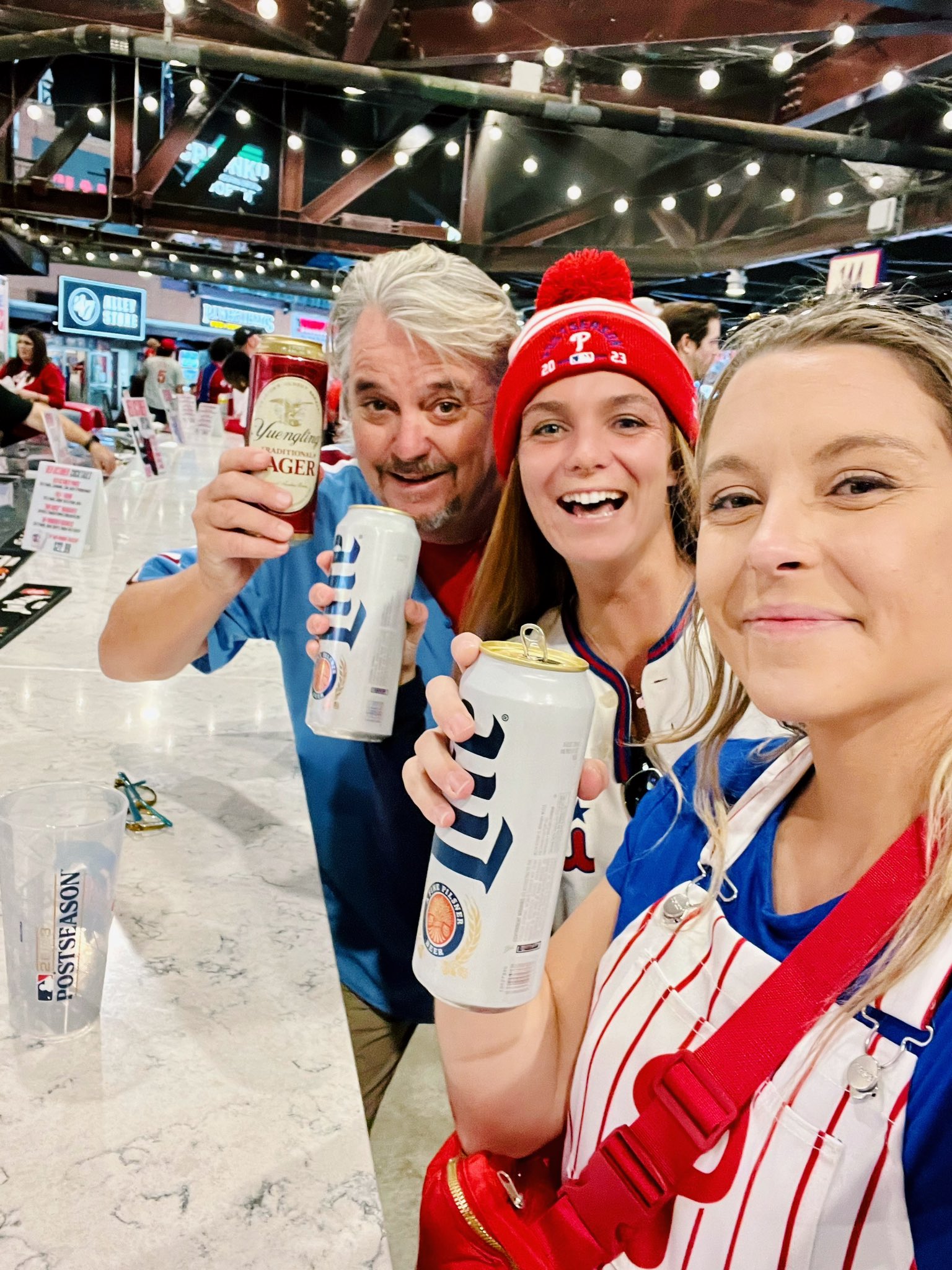 Rhys Hoskins' wife Jayme buys beers Phillies fans